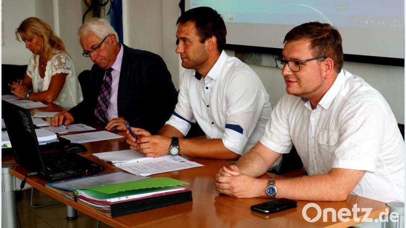 Der neue Archivar Felix Engel (von rechts) stellte sich im Beisein des stellvertretenden Geschäftsstellenleiters Thomas Prey, Zweitem Bürgermeister Kurt Koppmann und Dritter Bürgermeisterin Heidi Eckl vor. Bild: Christopher Dotzler