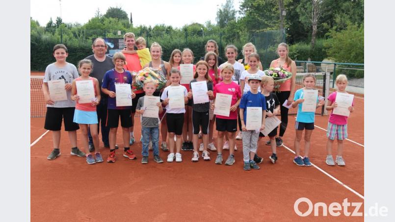 Das Tenniscamp mit Mira Stegmann (Siebte von links) hat den Kindern Spaß gemacht. Am Schluss gab es eine Urkunde. Bild: ral