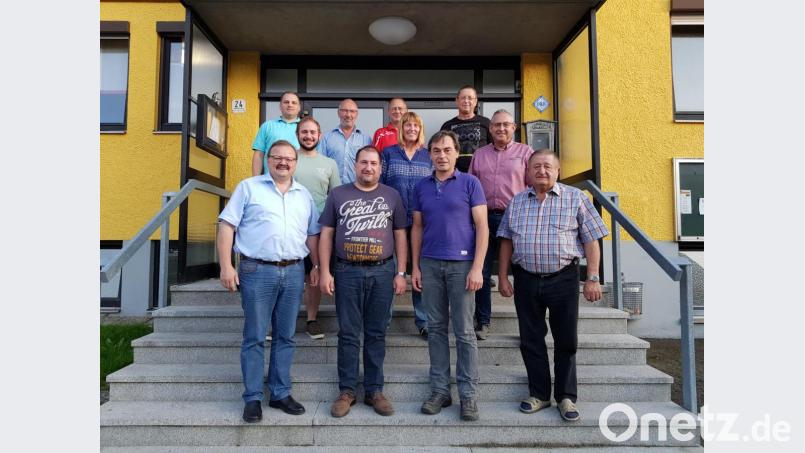 Roland Heldwein hat das Amt des Thanhausener Ortssprechers an Georg Sollfrank übergeben. Im Bild (vorne von links): Bürgermeister Alfred Stier, Roland Heldwein, Georg Sollfrank und Ehrenbürger Michael Heldwein sowie (mittlere Reihe von links) Tobias Schwamberger (Feuerwehr), Martha Jung (Jagdgenossenschaft/Flurbereinigung) Bernd Schwamberger (OWV) und (hinten von links) Andreas Fenzl (Bulldogfreunde), Albert Schicker (FC Bayern Fanclub), Gerald Helm (VfB) und Klaus Sladky (Blaskapelle). Bild: rdh