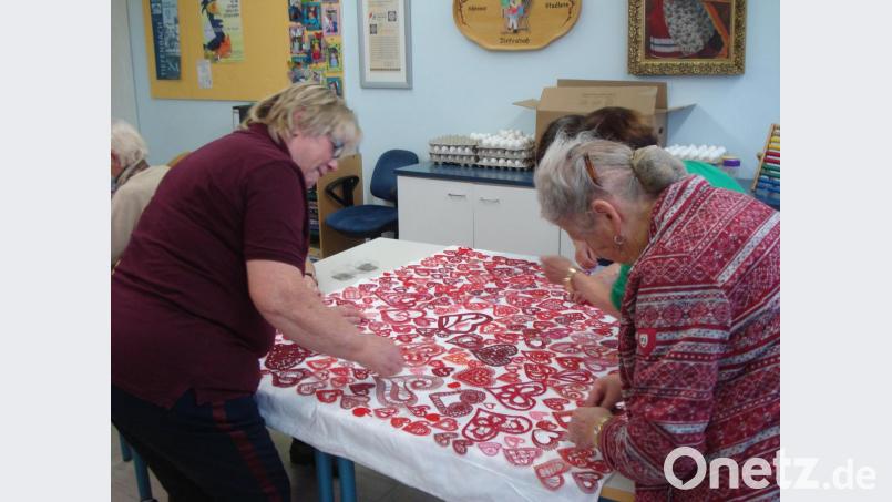 &quot;Herzen für Kuno&quot;: 1565 solcher Exponate wurden von Klöpplerinnen, unter anderem in Italien, Belgien, Österreich und Tschechien, geklöppelt. Bild: mmj