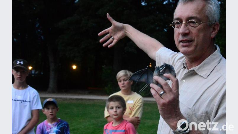Fledermaus-Landkreisbetreuer Markus Liebl erklärt den Kindern die Anatomie einer Fledermaus anhand eines Gummitieres. Bild: Kunz