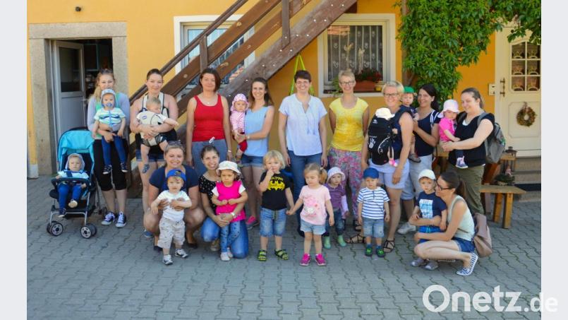 Einen tollen Vormittag verbrachte die Eltern-Kind-Gruppe Marienkäfer mit Leiterin Andrea Huber (Vierte von rechts) auf dem Bauernhof der Familie Schinner in Wetzldorf. Bild: njn