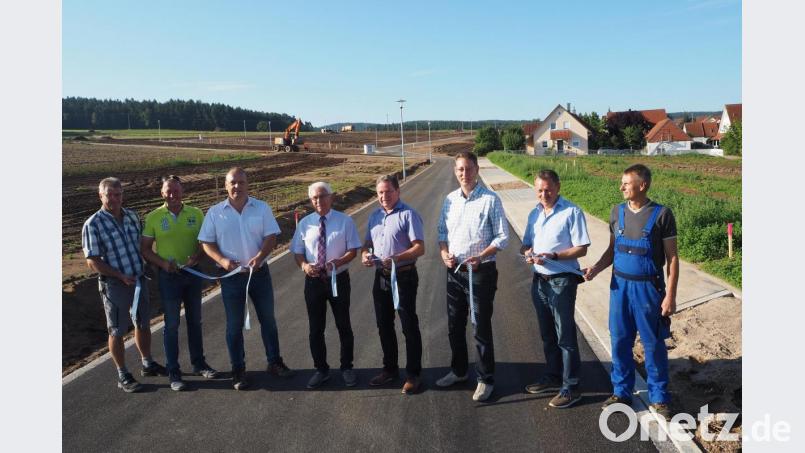 Im Baugebiet &quot;Hirtenleite III&quot; können die Bauherren ab 1. September loslegen. Als Symbol dafür durchschnitten am Freitag (von links) Bauhofleiter Rudolf Scharf, Bauleiter Christian Wittmann, Helmut Seebauer, stellvertretender Bürgermeister Kurt Koppmann, Erwin Schall, Reinhard Standecker, Ulrich Süß und Klärwärter Alfons Scheck ein weiß-blaues Band. Bild: bl