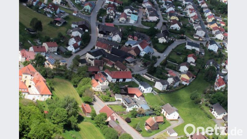 Luftbild (im Mai 2017 aus dem Hubschrauber gemacht) des &quot;Alten Dorfs&quot; - das ursprüngliche Ebermannsdorf. Links am Bildrand das Schloss (mit der Johanneskirche), unterhalb der Wiese (linke Straßenseite) ist das Feuerwehrhaus und die Dorfeinfahrt von Schafhof kommend. Bild: wec