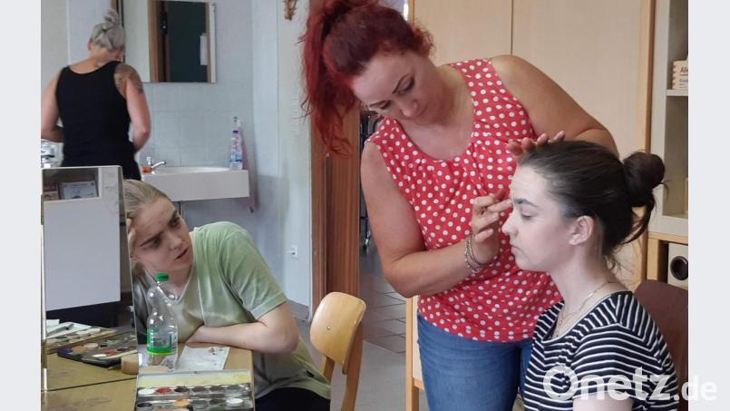 Alle Themen werden an Modellen demonstriert und danach in der Gruppe gegenseitig geübt. Bild: fjo