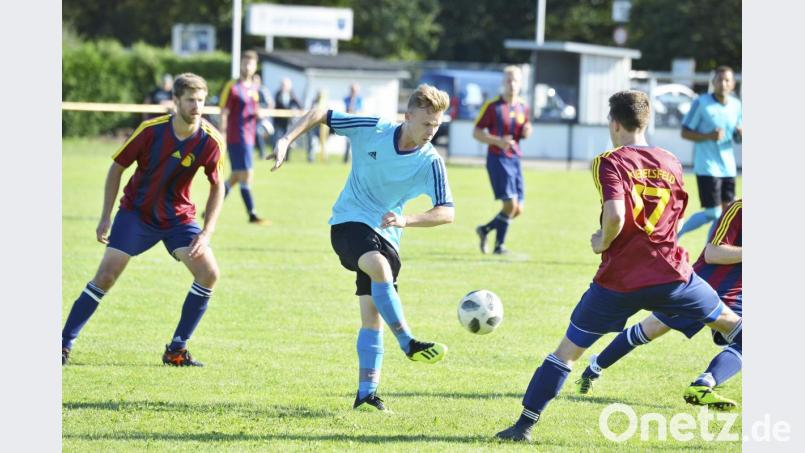 Der Traßlberger Andreas Eichenseher (Mitte) zieht ab, rechts Patrick Dehling vom 1. FC Edelsfeld. Bild: Hubert Ziegler
