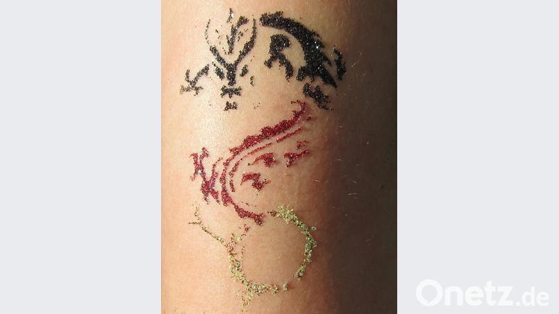 Glitzer-Tattoos kommen bei den Kindern immer an. Bild: sck
