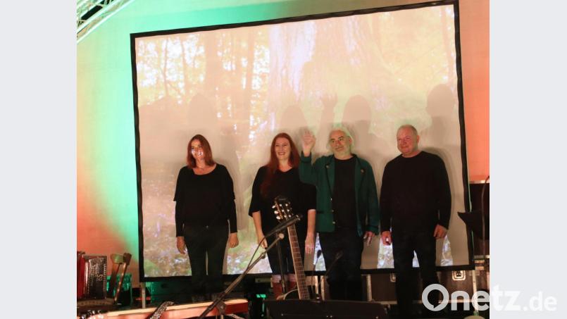 Susi und Tanja Raith, Andi Blaimer und Robert Bischoff bedanken sich beim Publikum. Bild: Susanne Forster