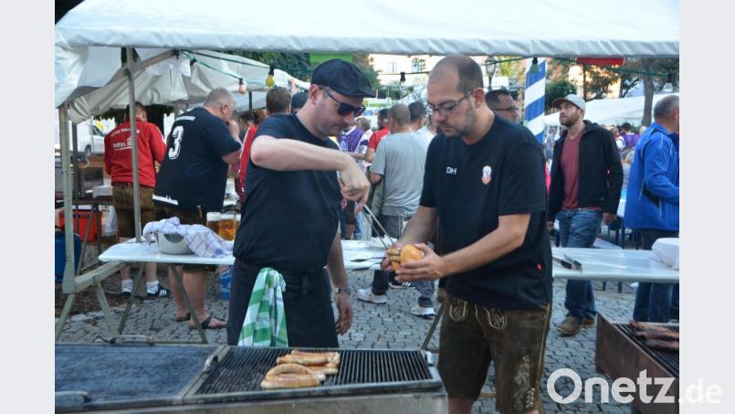 700 Paar Bratwürste hieß es an den Mann oder die Frau zu bringen. Bild: dob