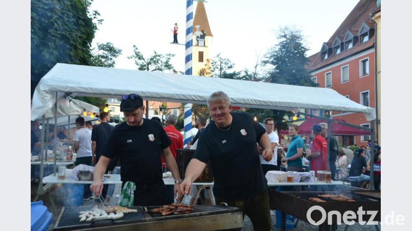 Das Vohenstraußer Altstadtfest ist eine Art Bürgerfest, das Besucher aus allen Regionen vor das Rathaus lockt. Bild: dob