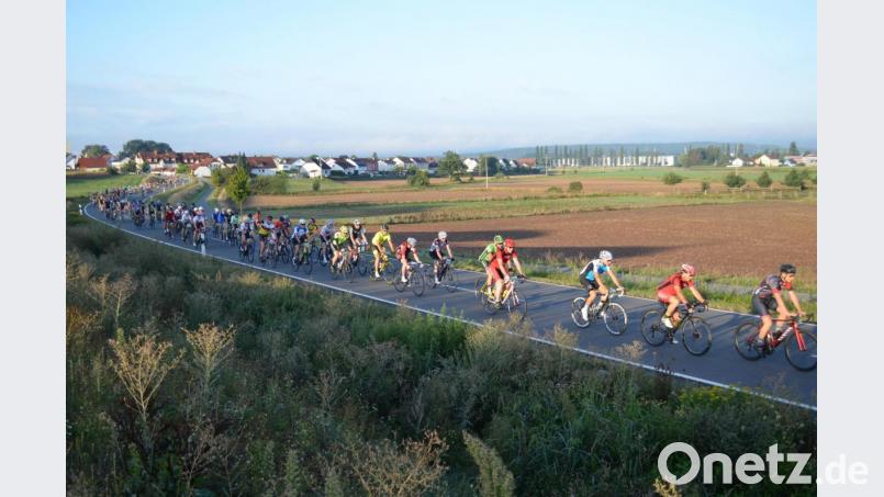 Ein schier endloser Zug von 550 Radlern, die früh um sieben auf den längeren Strecken gingen. Bild: fz