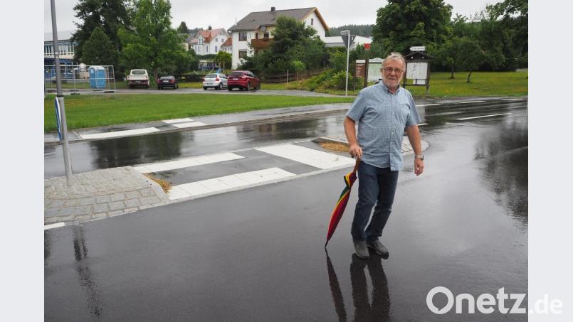 Den Status eines Zebrastreifen hat die neue Querungshilfe zwar nicht, trotzdem sorgt sie dafür, dass mancher Autofahrer das Tempo drosselt, so die Erfahrung von Bürgermeister Hans Graßl. Bild: bl