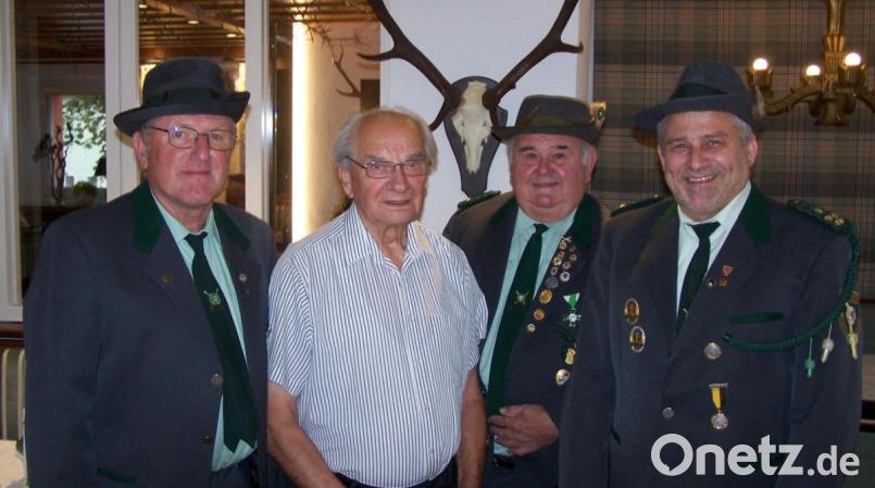 Schützenmeister Werner Grünthaler (rechts) besucht in Begleitung von Manfred Pirner und Günter Pilhofer das Geburtstagskind Heinz Schwabe. Bild: ker