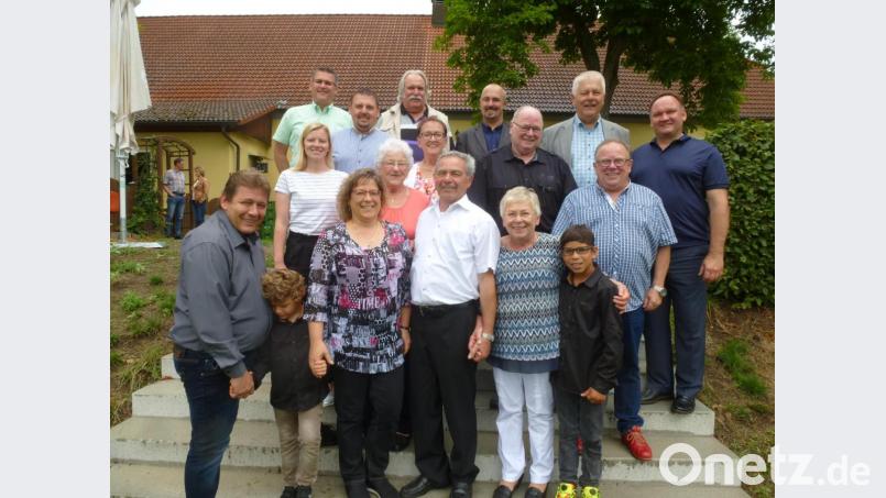 „Es ist schön auf der Welt zu sein“, bekennt Helmut Fastner an seinem 75.Geburtstag (vorne ,Mitte) mit seiner Frau Barbara, der Familie von Tochter Andrea und seiner 87-jährigen Schwester Fanny Kreutzer (links hinter ihm). Auch Weggefährten und Vereinsvertreter wünschen alles Gute. Bild: bk