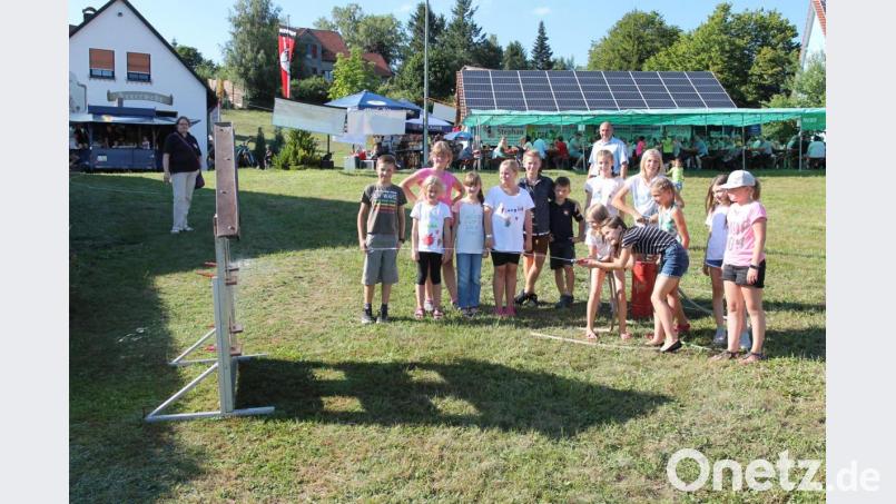 &quot;Treffer&quot; jubeln die Mädchen und Jungen beim Umgang mit der Kübelspritze. Bild: pi