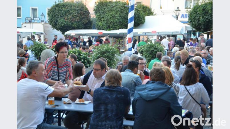 Das Vohenstraußer Altstadtfest ist eine Art Bürgerfest, das Besucher aus allen Regionen vor das Rathaus lockt. Bild: dob