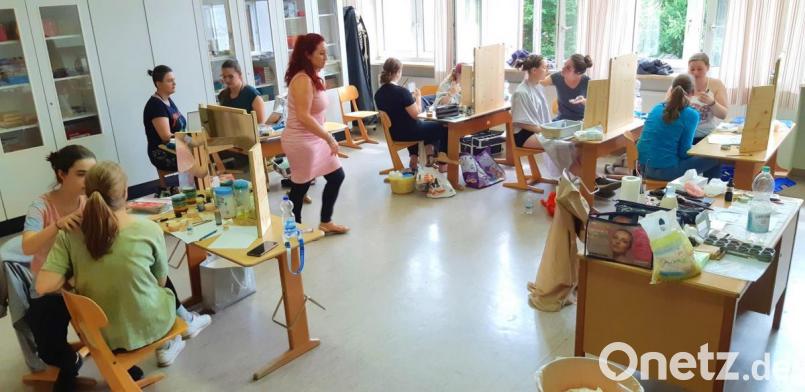 Katharina Therese Glas (Mitte) vom Coburger Kinder- und Jugendtheater vermittelt den Teilnehmern von ihrem reichhaltigen Wissen. Bild: fjo