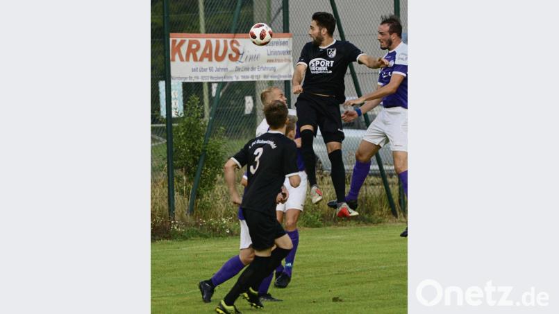 Per Kopf traf der Schwarzenfelder Maximilian Ferstl gegen den TSV Detag Wernberg zum 1:1-Ausgleich. Der FC-Spieler möchte natürlich auch gegen Stulln erfolgreich sein. Bild: aho
