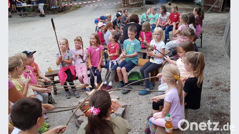 Nach der gut einstündigen Wanderung ließen sich die Kinder und Jugendlichen Stockbrot und Würstchen am Lagerfeuer schmecken. Bild: njn