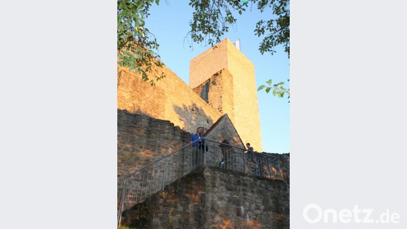 Der schmale Zugang zum inneren Burghof mit dem Bergfried im Hintergrund hatte einst eine strategische Bedeutung. Bild: lg