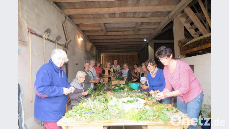 In der Scheune von Anni Sticht in Berndorf banden Frauen Kräuterkränze für das Patrozinium am Hochfest Mariä Himmelfahrt. Bild: jzk