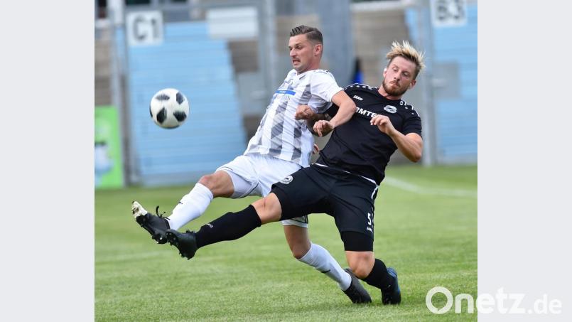 Beim 2:2 gegen den TSV Bogen mussten Josef Rodler (links) und Co. mit einem 2:2 zufrieden sein. Die vielen leichten Fehler abstellen, lautet die Vorgabe von SpVgg-SV-Trainer Andreas Scheler vor der Partie in Neumarkt. Bild: Alfred Schwarzmeier