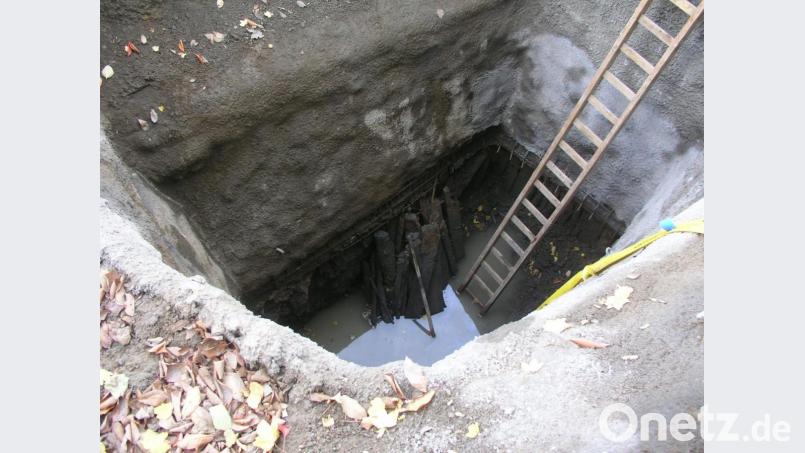 In diesem inzwischen von einer Spezialfirma verfüllten und verschlossenen Schacht findet Heinrich Schwarz die Grubenhölzer. Bild: exb/Heinrich Schwarz