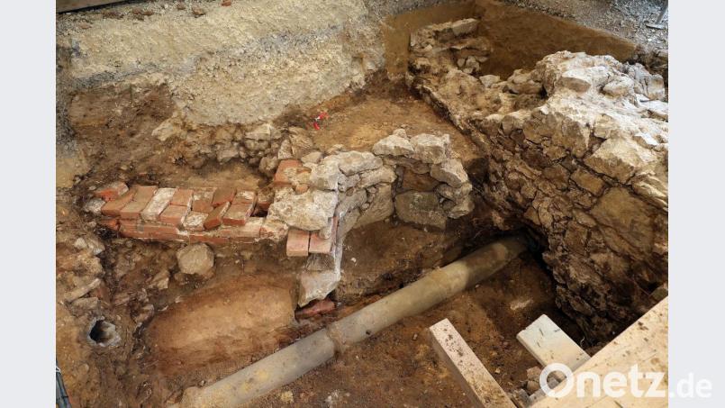 Straßenentwässerung des 19. Jahrhunderts. Der mit Ziegeln gedeckte Abfluss endet in einem Sicker-Gully. Bild: ass