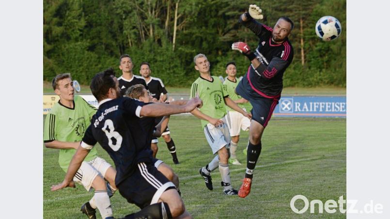 Der FC OVI-Teunz – hier ein Bild vom 2:2 gegen die SG Schönthal/Premeischl – ist mit 7 Punkten auf Platz zwei in der Kreisliga-Tabelle zu finden. Am Donnerstag kommt der 1. FC Schmidgaden, der ebenfalls schon zwei Siege auf dem Konto hat. Bild: ham