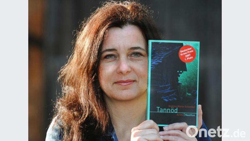 Andrea Maria Schenkel mit ihrem Krimi &quot;Tannöd&quot; Bild: Armin Weigel/dpa