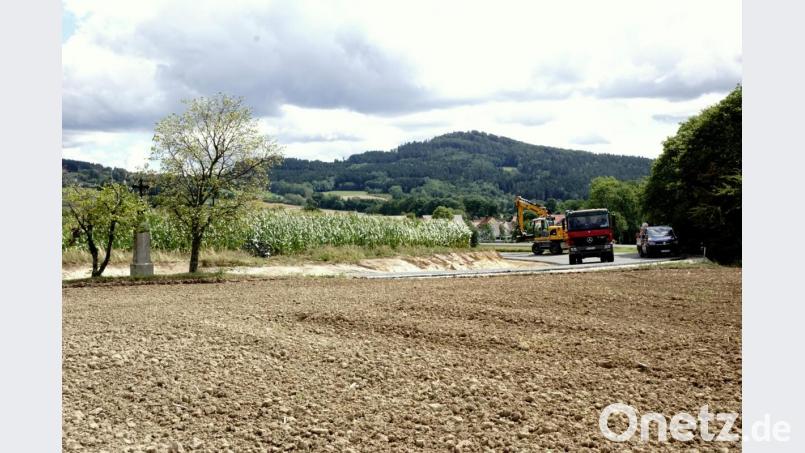 Im Hintergrund ein bisschen Zinst und der Armesberg. Das Schraml-Marterl auf der linken Seite. Bild: bkr