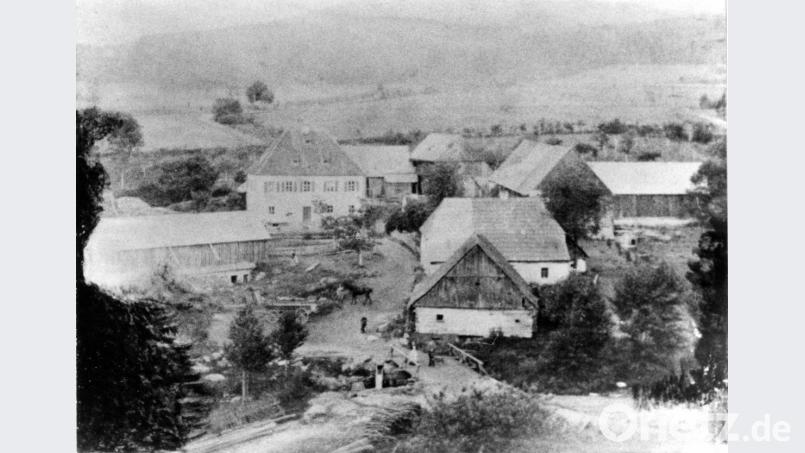 Schon 1887herrscht reges Alltagsgeschehen auf dem Oberen sowie Unteren Peugenhammer. Die Wasserkraft des durch das imposante Anwesen fließenden Zottbachs wird verschiedentlich wirtschaftlich genutzt, vor allem für den Betrieb des Glasschleiferei- sowie Polierwerks und des Holzsägewerks. Bild: tu