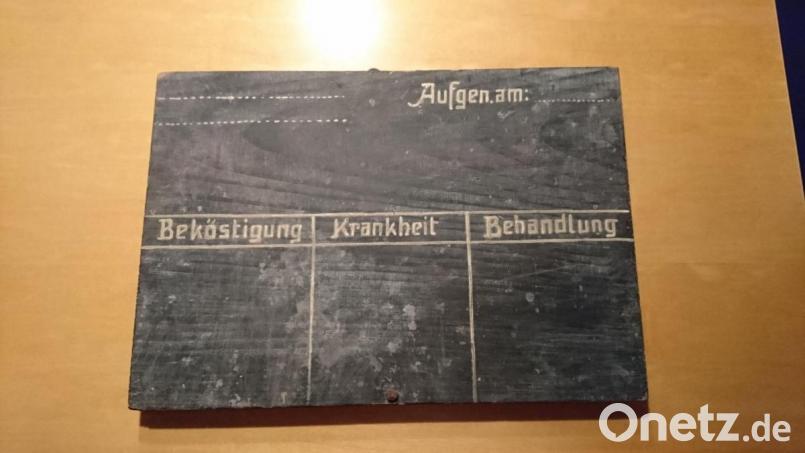 Das Brett von einem Lazarett-Bett, das Ludwig Nerb im Keller von Schloss Thanvillé gefunden hat. Bild: Ludwig Nerb