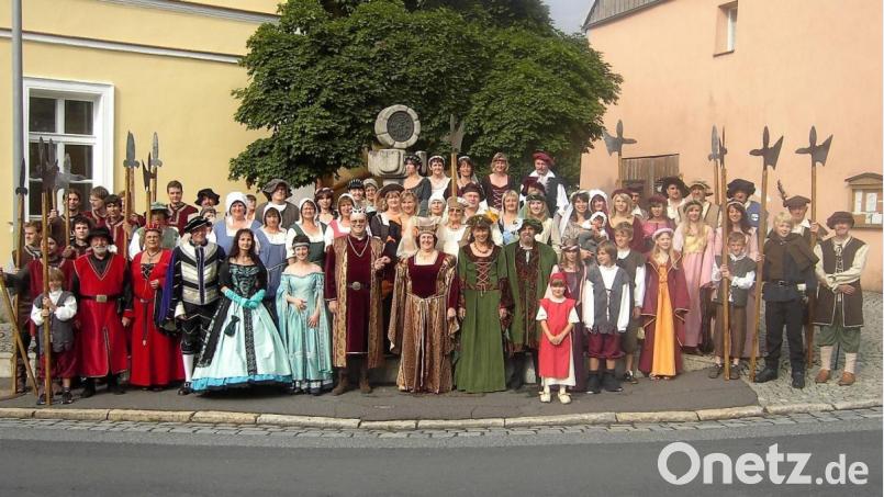 Bei der 1000-Jahr-Feier in Kemnath stellen die Waldecker den Besuch von Kaiser Ludwig in mittelalterlicher Gewandung dar. Das Herrscherpaar verkörpern dabei Hans und Sieglinde Lukas (vorne, Mitte). Bild: hl