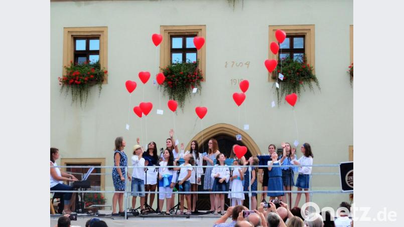 Die Luftballons sollten Freude in die Welt hinaustragen, wie die Musik Bild: Monika Reindl