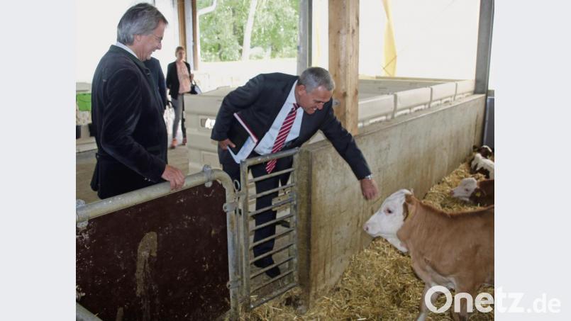 Die Kalbflüsterer: Regierungspräsident Axel Bartelt (links) und OB Kurt Seggewiß in Almesbach. Bild: jrh