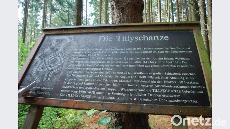 Diese Tafel informiert über das Bodendenkmal. Links ist zu sehen, wie die Tillyschanze einmal ausgesehen hat. Bild: tss