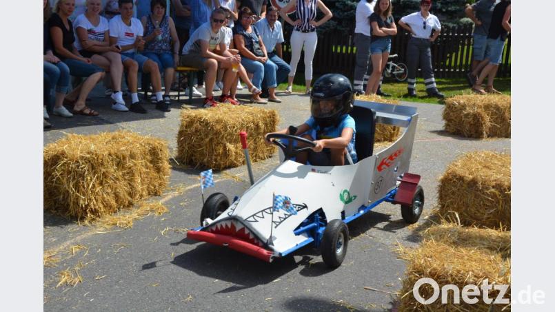 Mit aufgemalten Zähnen und weiß-blauen Fähnchen bestach dieses schnittige Gefährt. Bild: jr
