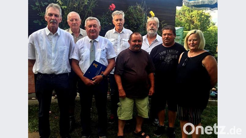Die Reservisten halten zusammen. Beim Sommerfest wurden einige Mitglieder für ihre Verdienste ausgezeichnet: (von links) Michael Meyer, Heinz Popel, Siegfried Woppmann, Werner Holl, Ehrenmitglied Ulli Zielonka, Stefan Zrenner vom Kreisverbindungskommando, Willi Lang und Margitta Zielonka. Bild: R. Kreuzer