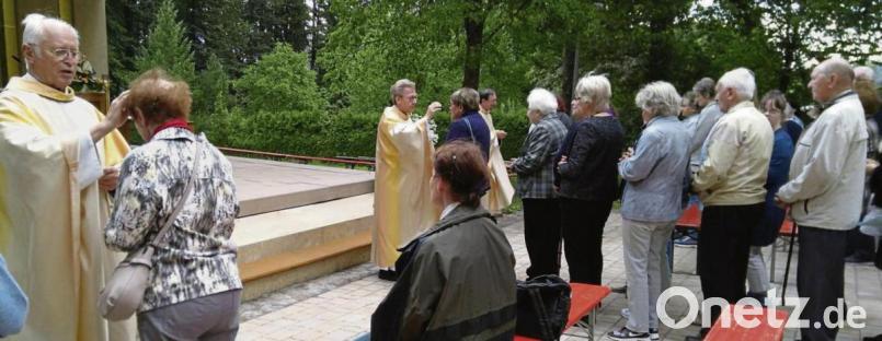 Die Priester Hans Peter Heindl, Christian Schulz und Christian Preitschaft spenden das Sakrament der Krankensalbung. Bild: mma