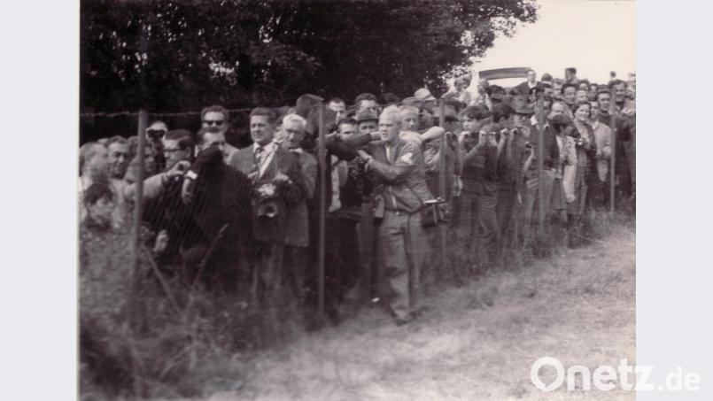 Waidhaus, 10.40 Uhr: Erschüttert schauen Hunderte von Menschen nach drüben. Wann werden die Russen kommen?
Bild: Hoffmannbeck, Album Welzel Bild: Heinz Hoffmannbeck, Album Hans Welzel