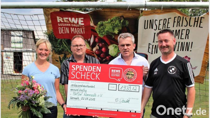 Knapp 2000 Euro hatte Susann Daubitz für den SVSW Kemnath mit im Gepäck. Den Scheck nahmen Kassier Frank Hiller, Vorsitzender Wolfgang Weber und Jugendleiter Stefan Gassler (von links) entgegen. Bild: stg