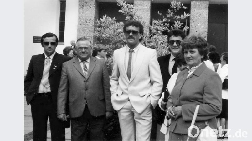 Beim Besuch des bayerischen Wirtschaftsministers half Hans Reisky als Personenschützer aus. Mangels eines anderen Anzugs trug er seinen eierschalenfarbenen Hochzeitsanzug. Bild: exb/Reisky