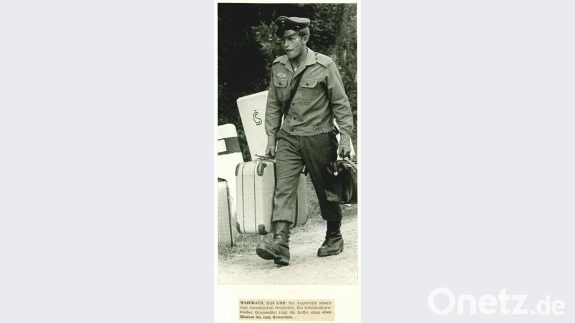 21. August 1968, 13.34 Uhr: Ein Augenblick abseits vom dramatischen Geschehen. Ein tschechoslowakischer Grenzsoldat trägt die Koffer eines alten Mannes bis zum Grenzstein. Bild:  Bild: Hoffmannbeck, Album Welzel