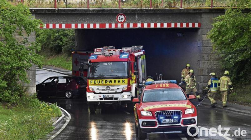 Ein seit vier Jahren (leider) gewohntes Bild: Die Feuerwehr im Einsatz nach einem Schleuder-Unfall in der Lohe-Unterführung, hier am Montag. Bild: Petra Hartl