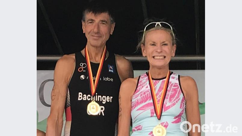 Die deutschen Triathlon-Meister der AK 60 auf dem Siegertreppchen: Christiane Bardenheuer (Laface Team Weiden) und Frank Bachinger (EOSC Offenbach) strahlen um die Wette. Bild: A. Schwarzmeier