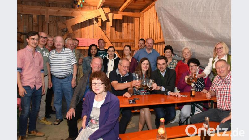 Helfer und Vorstand der CSU und Frauen-Union Störnstein freuen sich über den guten Zuspruch beim Stodlfest auf dem Hof von Familie Beck. Bild: bgm