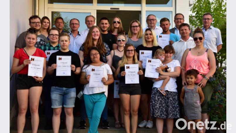 Die Prüflinge des Kolping-Bildungswerks mit ihren Ehrengästen. Sie alle freuen sich, dass sie nun einen Abschluss in der Tasche haben. Bild: exb