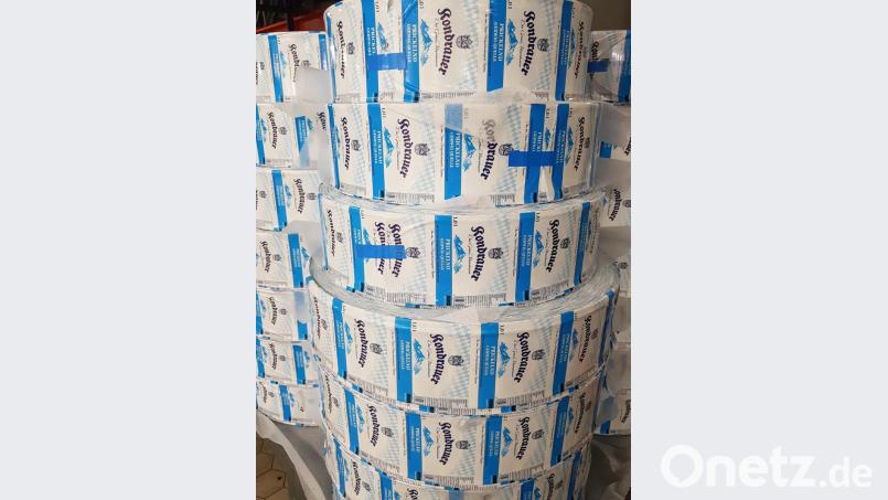 Noch liegen die Etiketten in der Produktionshalle in Waldsassen. Kondrauer Mineralbrunnen verlegt Ende des Jahres seine komplette Produktion ins oberfränkische Naila. Bild: Tina Breitner/exb