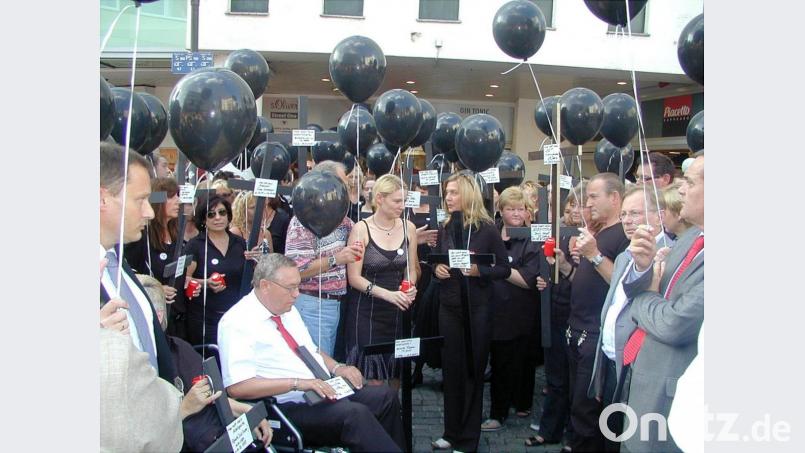 Am 14. August 2009 trugen die verbliebenen Hertie-Mitarbeiter ihren Arbeitsplatz zu Grabe. Das Kaufhaus Hertie schloss. Leiterin Sabine Geppert steht in der Mitte mit schwarzem Hosenanzug, rechts dahinter trauert ihre langjährige Mitarbeiterin Brigitte Carr. Archivbild: Wilck